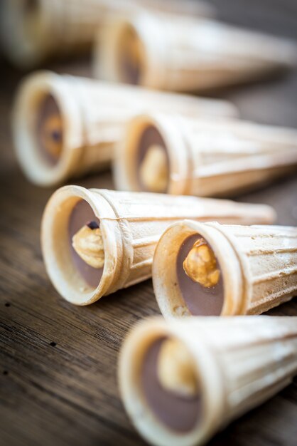 Knapperige wafelbekers met chocolade en hazelnoten