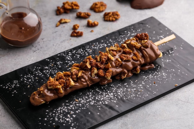 Knapperige walnootwafel In Stick-dip met chocolade geserveerd in schotel geïsoleerd op tafelblad weergave van café wafels dessert