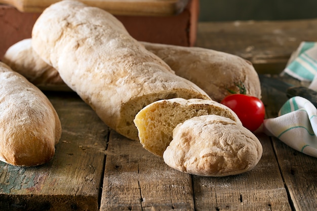 Knapperige zelfgemaakte Italiaanse ciabatta