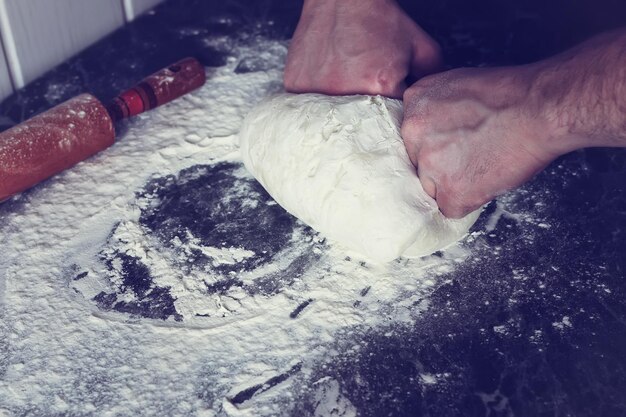 Foto impastare un impasto tonico con la farina