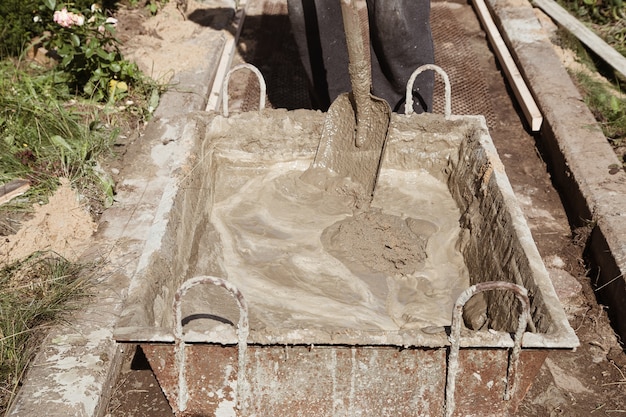 Kneading cement for pouring garden path garden construction work