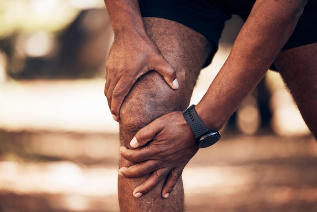Фото Боль в коленях, старшие руки и травмы на природе после тренировки или тренировки в результате несчастного случая