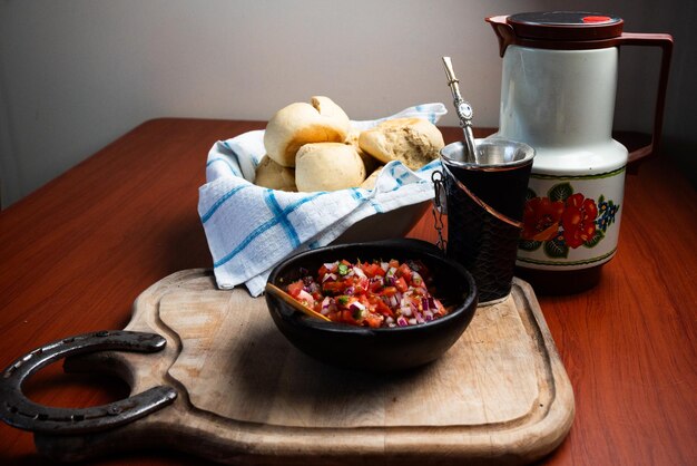 Kneed brood en pebre saus met yerba mate thee zijkant