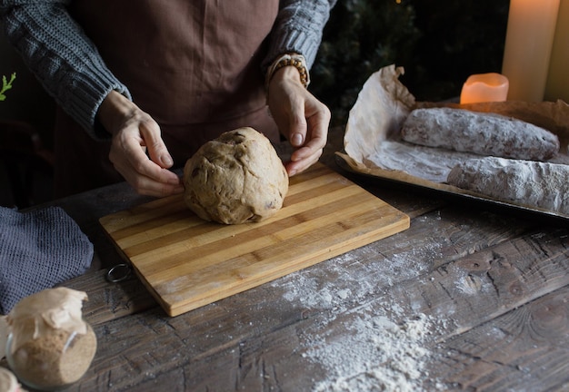 Kneed het deeg, meng het deeg en de bloem close-up Patissier in een grijze schort Koken thuis koken recepten