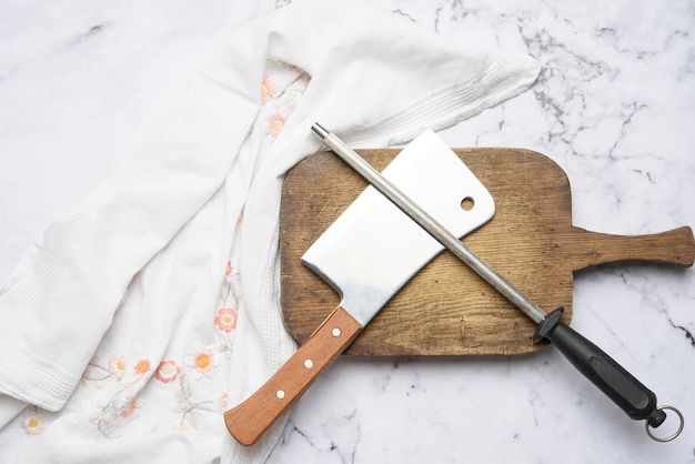 写真 白い背景、上面図の包丁用ハンドル付きナイフと古い鉄削り