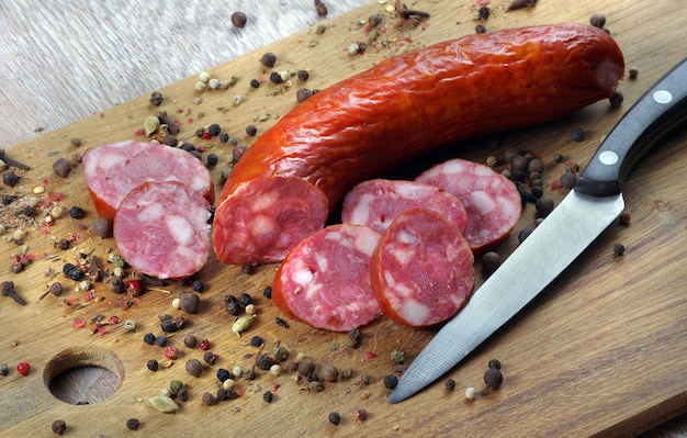 Photo a knife is on a cutting board with a knife.