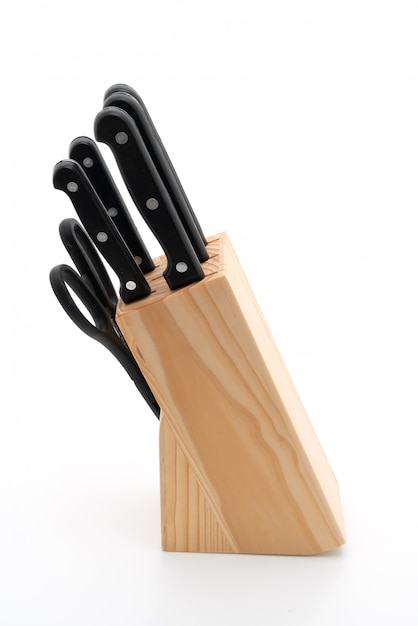 Coltello e forbice utensile da cucina in blocco di legno su sfondo bianco