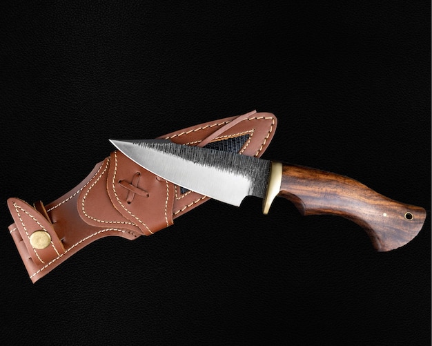 白い背景の上面図に分離された木製のハンドルを持つナイフ