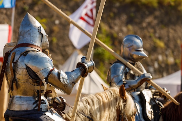 Foto cavaliere in armatura medievale a cavallo. foto di alta qualità