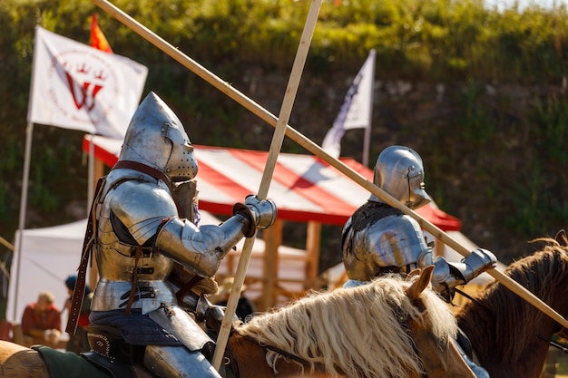 Photo knight in medieval armor on horseback. high quality photo