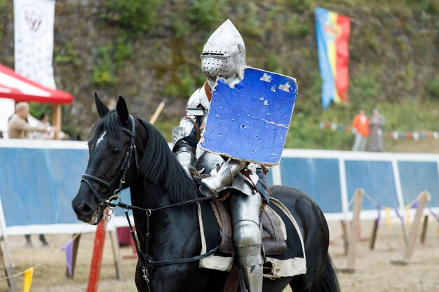 Рыцарь в средневековых доспехах верхом на коне. Фото высокого качества