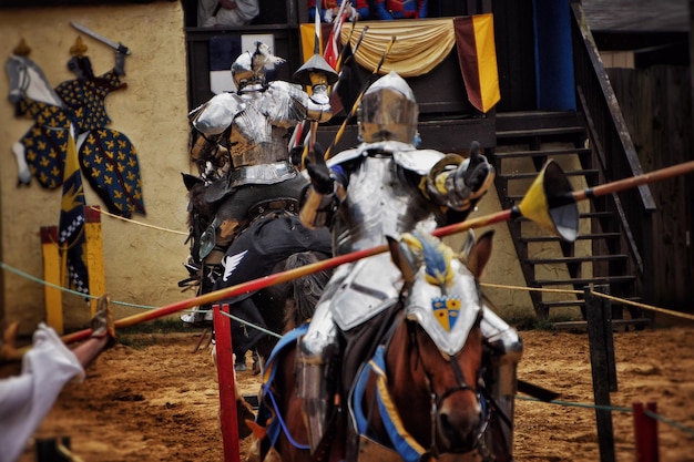 Foto cavalieri in armatura a cavallo