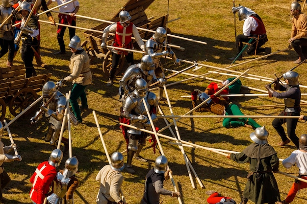 中世の鎧を着た騎士が夏のトーナメントで戦う。高品質の写真
