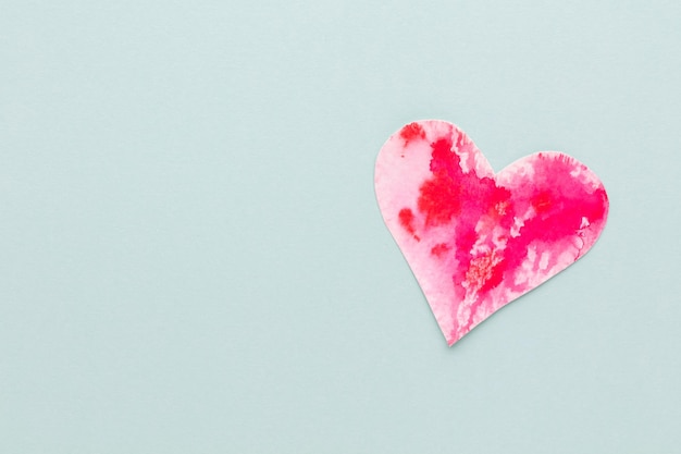 Knip het hartvormige papier uit, leg op een pastelkleurige ondergrond. Valentijnsdagconcepten