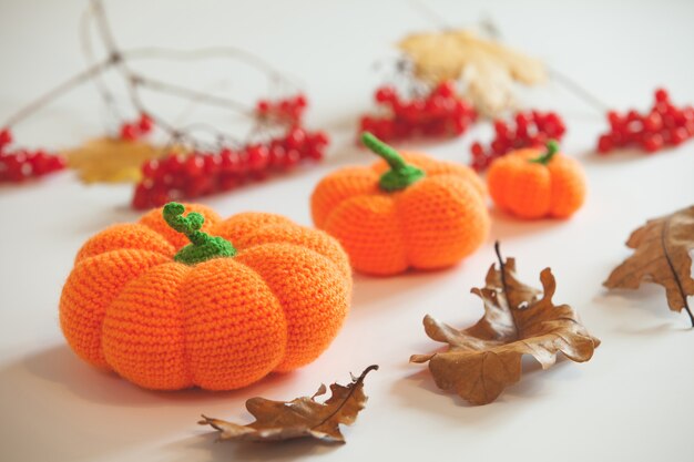 Zucche e pipistrelli lavorati a maglia di amigurumi su halloween