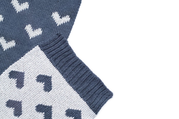Sciarpa blu e grigia lavorata a maglia sullo spazio bianco della copia del fondo