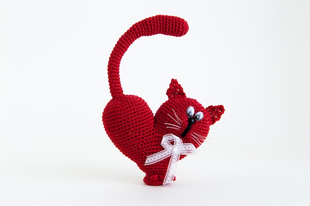 Photo knitted cat as a gift on happy valentine's day