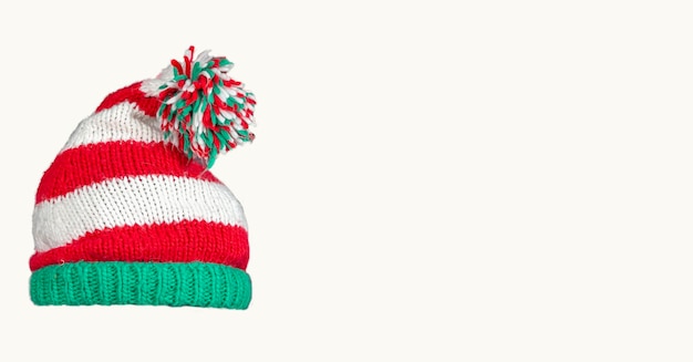 Photo knitted christmas hat on a white background funny christmas hat new year invitation