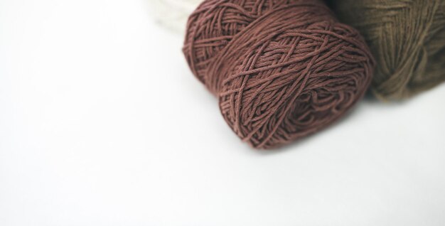 Связана из пряжи винтажного цвета свитер и нитки для вязания крупным планом Вязание как хобби