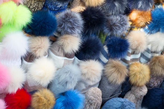 Foto cappelli in maglia con pompon colorati