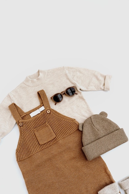 사진 흰색 배경에 니트 죄수복 스웨터 따뜻한 모자 선글라스 아기 패션 의류 및 액세서리 세트