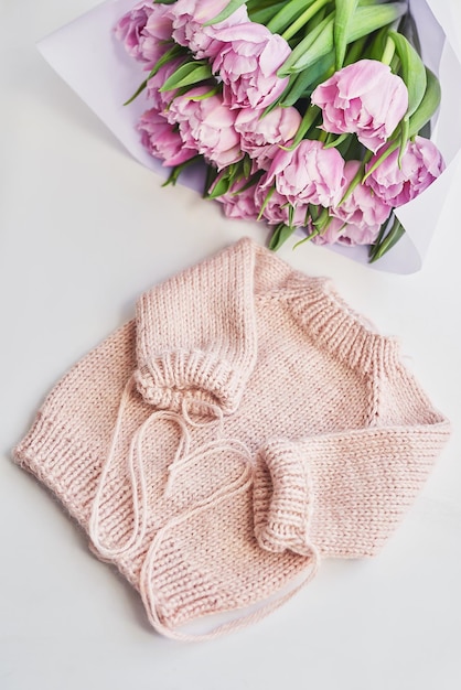 Vestiti e accessori per bambini lavorati a maglia cucito e lavoro a maglia hobby e creatività maglia per bambini fatti a mano maglione rosa e tulipani