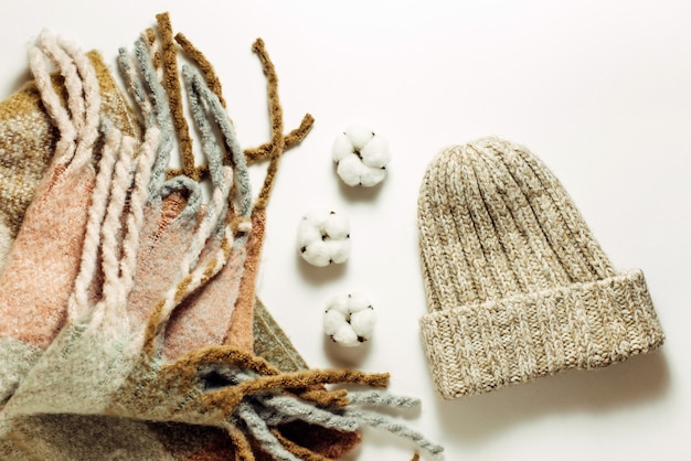 ニットスカーフと帽子。暖かい冬服。トップビュー、フラットレイアウト。