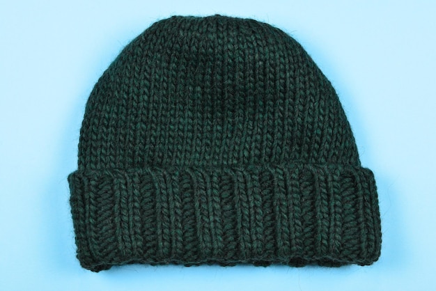 暖かい冬のニット帽子。