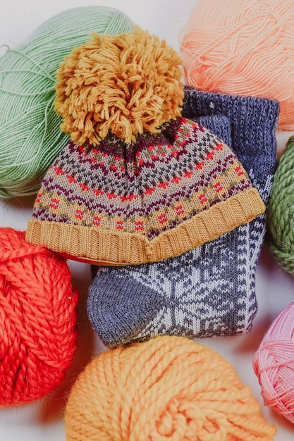 Foto maglieria maglieria di vestiti caldi sui propri intrecci di lana e cose a maglia