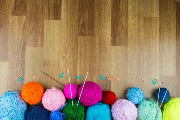 Knitting needles with a ball