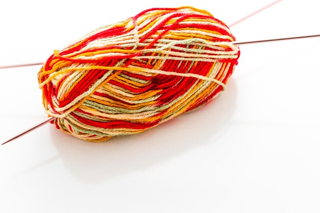 オレンジ、赤、黄色を基調としたマルチカラーの糸で編む。
