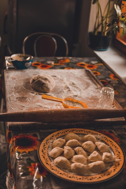 Knoedels thuis koken deeg en bloem met knoedels op een houten bord