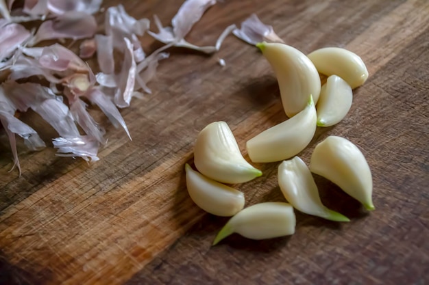 Knoflook die zonder schil op een houten tafel ontkiemt