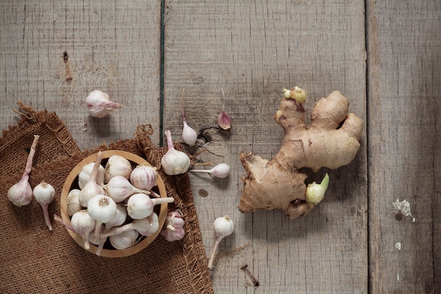 Knoflook en gember op de vloer.