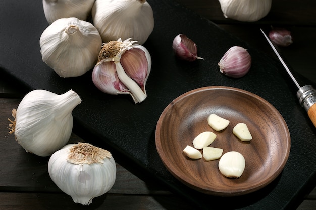 Knoflook en knoflookteentjes op snijplank