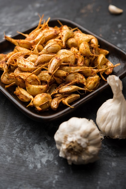 Knoflook Fry of Tala Hua Lahsun in hindi, is een populaire bijgerecht of snacks uit maharashtra, India