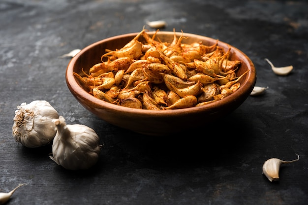 Knoflook Fry of Tala Hua Lahsun in hindi, is een populaire bijgerecht of snacks uit maharashtra, India