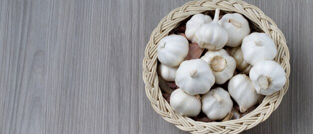 Knoflook in een houten kom is klaar om te koken in de keuken.