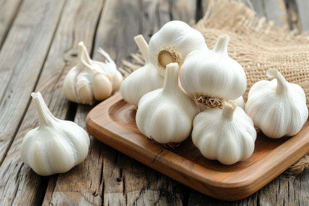 Knoflook in een houten schaal op een houten tafel Traditionele geneeskunde tegen virussen griep verkoudheid