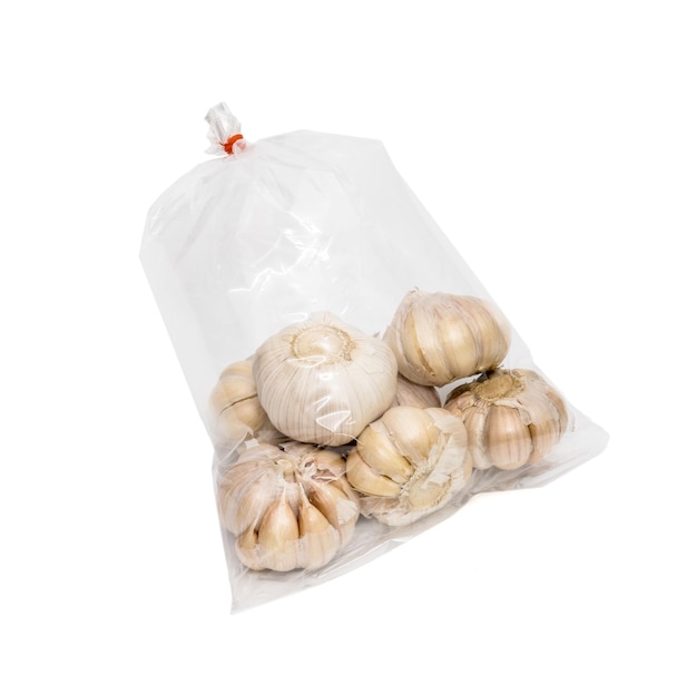 Knoflook in een plastic zak geïsoleerd op een witte achtergrond