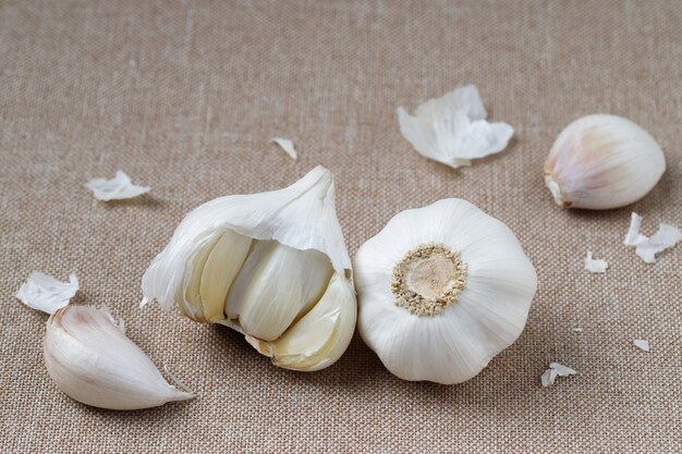 Knoflook is klaar om te koken in de keuken.