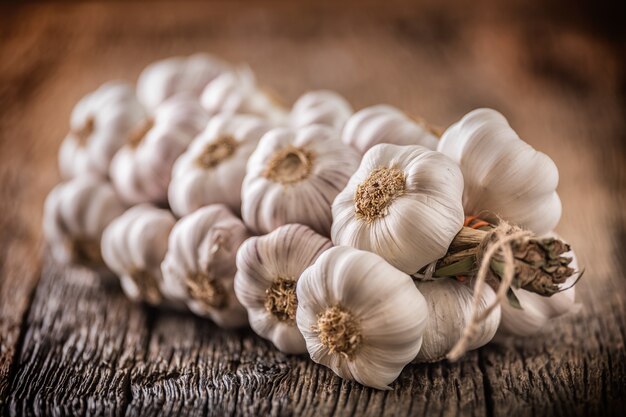 Knoflook. Knoflook bollen. Verse knoflook op rustieke eiken tafel.