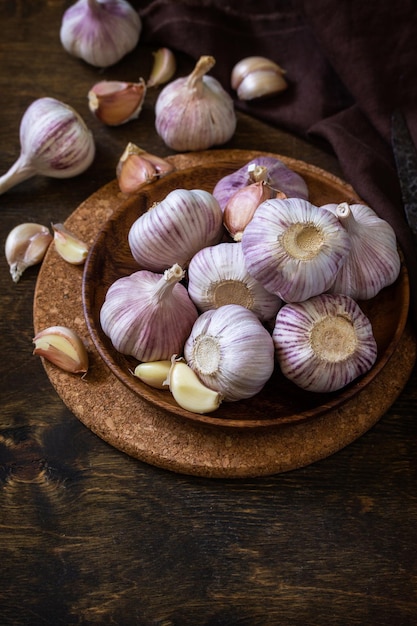 Knoflook knoflookteentjes en bol op rustieke houten tafel kopieer de ruimte