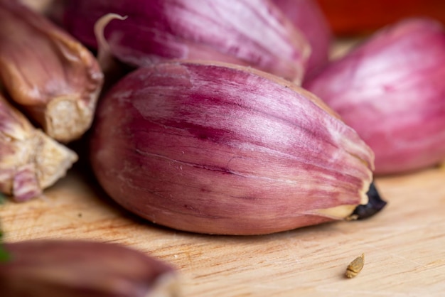 Knoflook op de keukentafel tijdens het koken