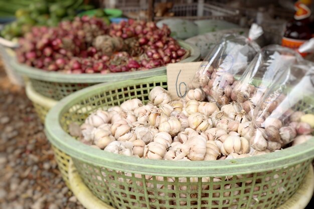 knoflook op de markt