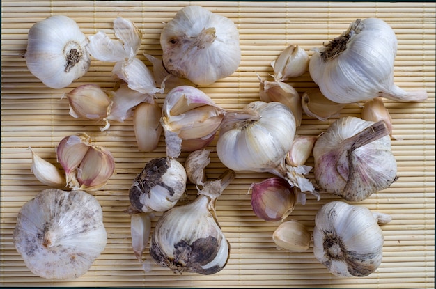 knoflook op een houten tafel