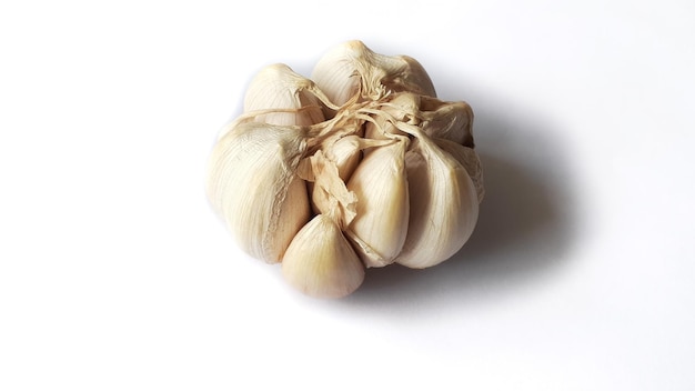 Knoflook op een witte achtergrond. Voedsel ingrediënten