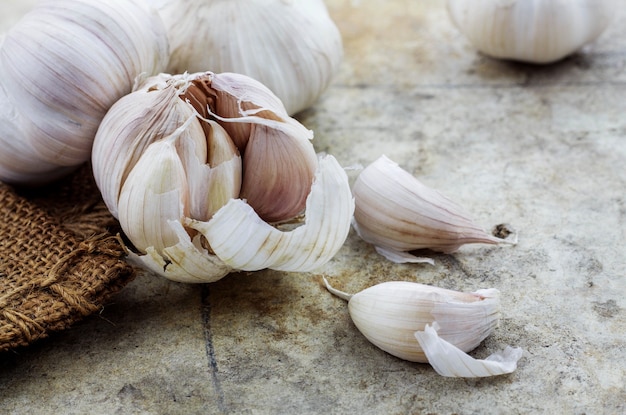 Knoflook op een zak cementvloer.