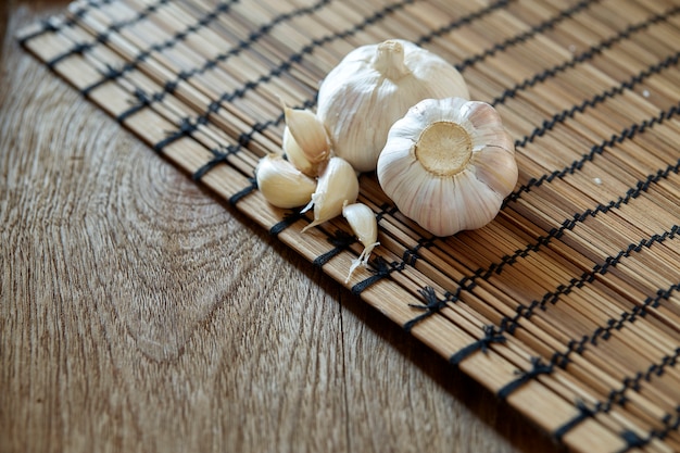 Knoflook op houten tafel