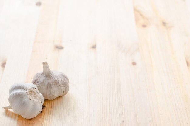 Knoflook op houten tafel